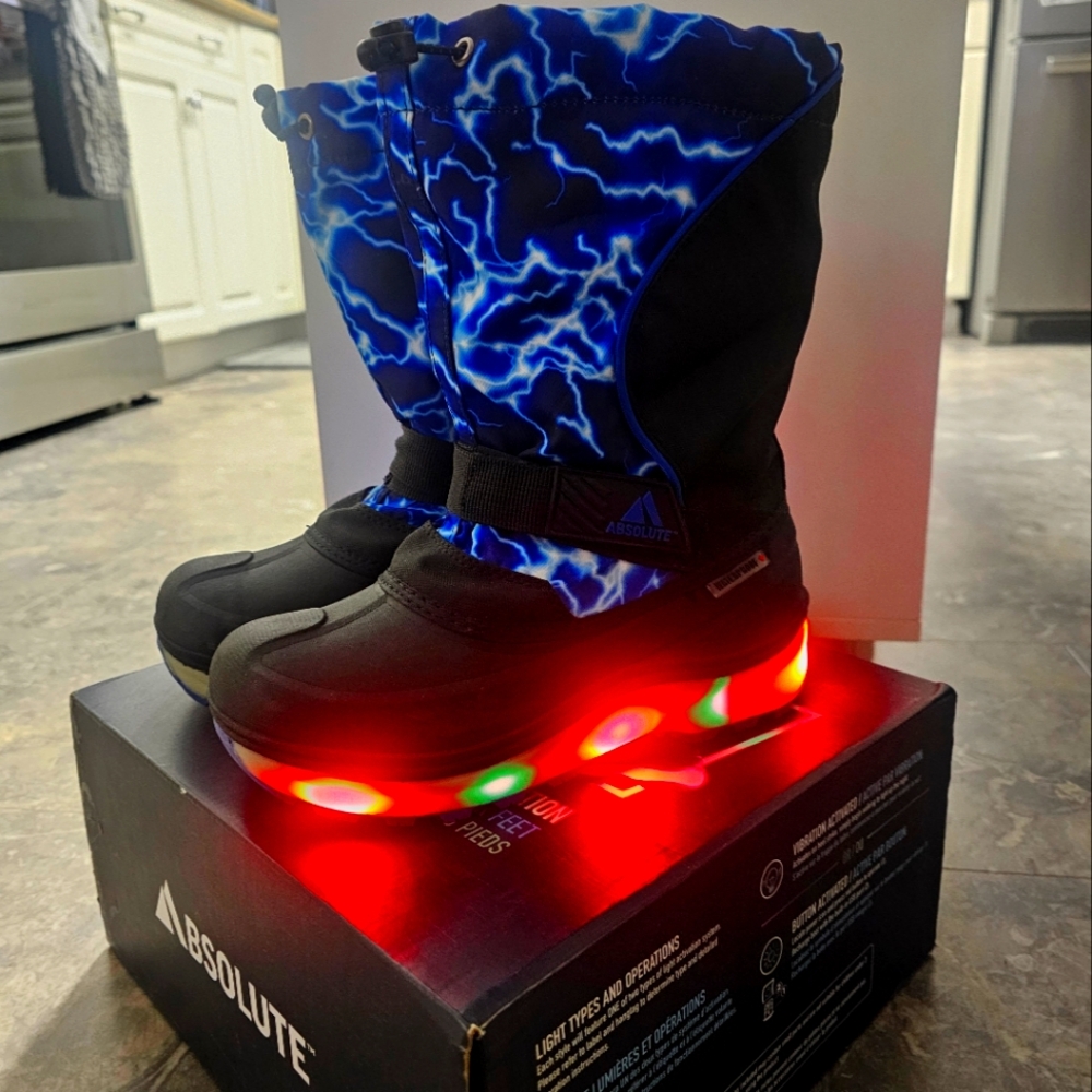 Brandnew in Box Absolute Nebula 3 size 2 Boys boots Light up -40 celsius rating